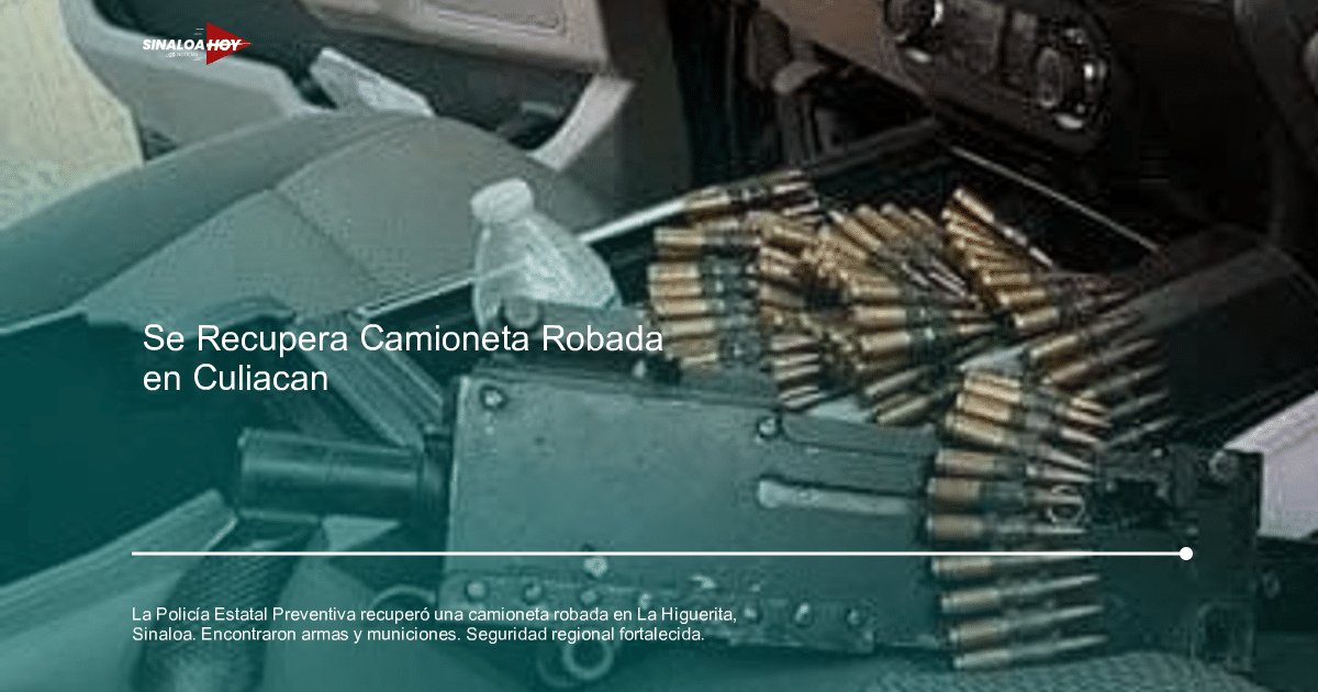 Arma y municiones sobre el asiento de un vehículo recuperado por la policía en Sinaloa.