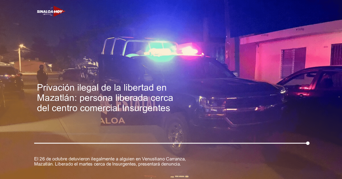 Camioneta de policía estatal de Sinaloa con luces encendidas en la noche, relacionada con un operativo en Mazatlán.