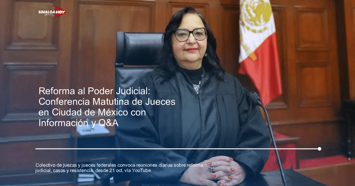 Jueza en toga negra sentada en un sillón de juez con la bandera de México al fondo en un tribunal.