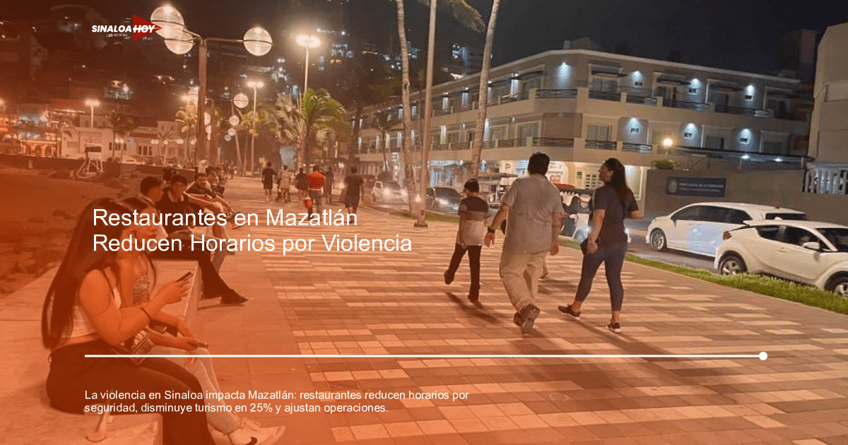 Personas disfrutando de un paseo nocturno en la costa de Mazatlán, con iluminación artificial y palmeras.
