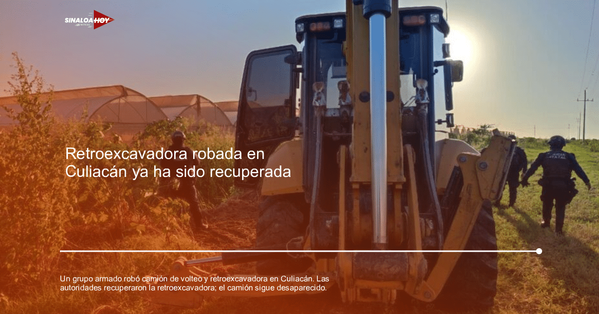 Retroexcavadora en un campo agrícola con personas y estructuras de invernaderos al fondo, relacionada con un robo en Culiacán.