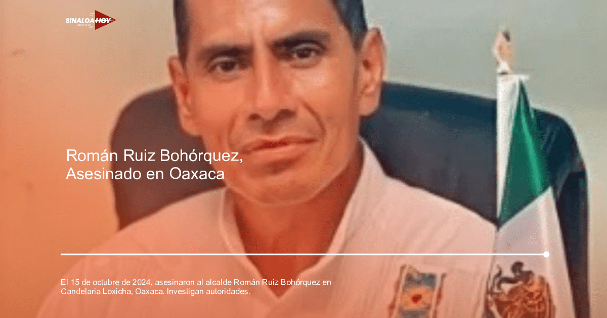 Hombre en camisa blanca frente a bandera mexicana, relacionado con el asesinato del alcalde de Candelaria Loxicha.