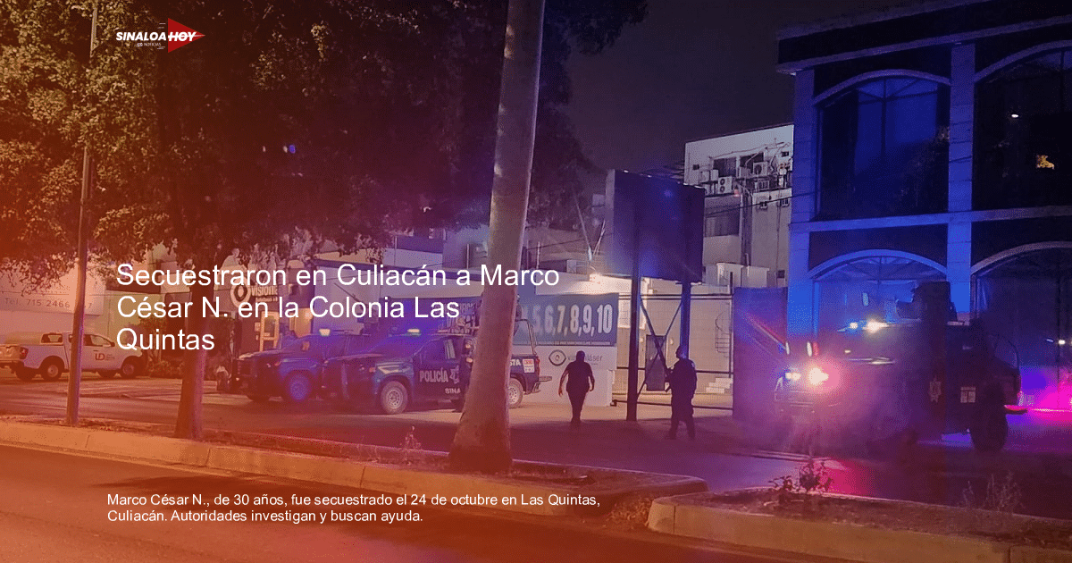 Camioneta de policía con luces encendidas en una escena nocturna en Culiacán, con personas y un edificio al fondo.