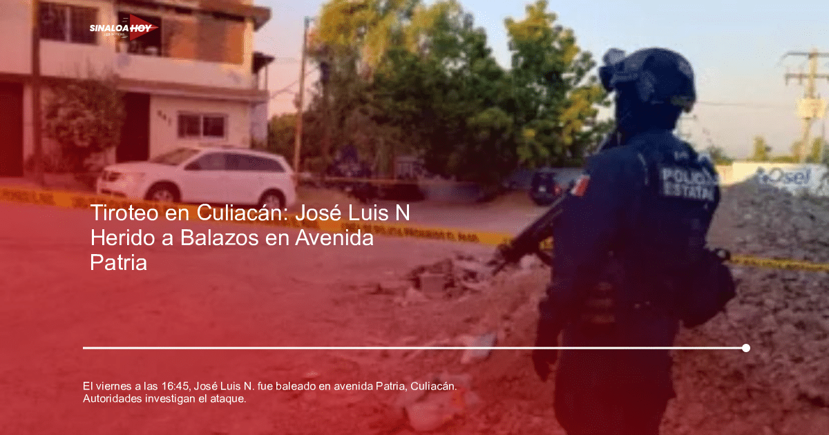 Policía armado en escena de investigación en Culiacán tras ataque a balazos, con vivienda y vehículo en el fondo.