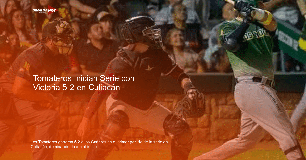 Jugador de béisbol bateando con camiseta verde, receptor con uniforme burdeos y umpire en partido Tomateros vs Cañeros