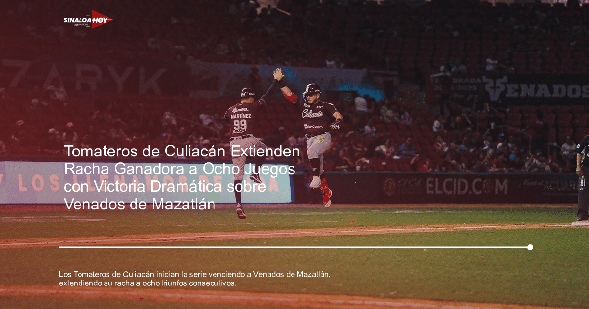 Jugadores de béisbol de los Tomateros de Culiacán celebrando en el campo con una multitud de espectadores de fondo.