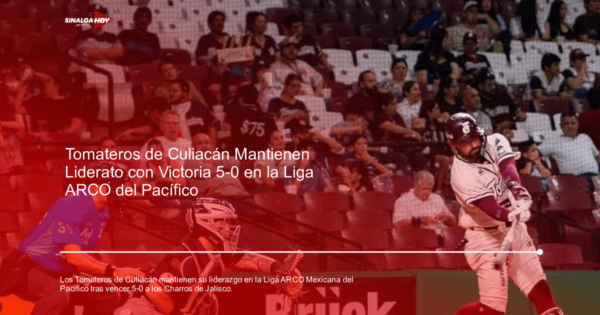 Bateador de los Tomateros de Culiacán en acción durante un partido de béisbol, con un receptor y un árbitro detrás, y espectadores en las gradas.