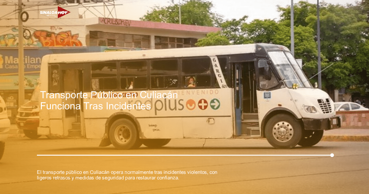 Autobús de transporte público en Culiacán con letrero 'redplus' y rutas visibles, en un entorno urbano.