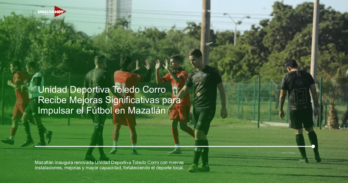 Jugadores de fútbol en acción en la Unidad Deportiva Toledo Corro, Mazatlán, con camisetas rojas y negras, en un campo bien cuidado y soleado.