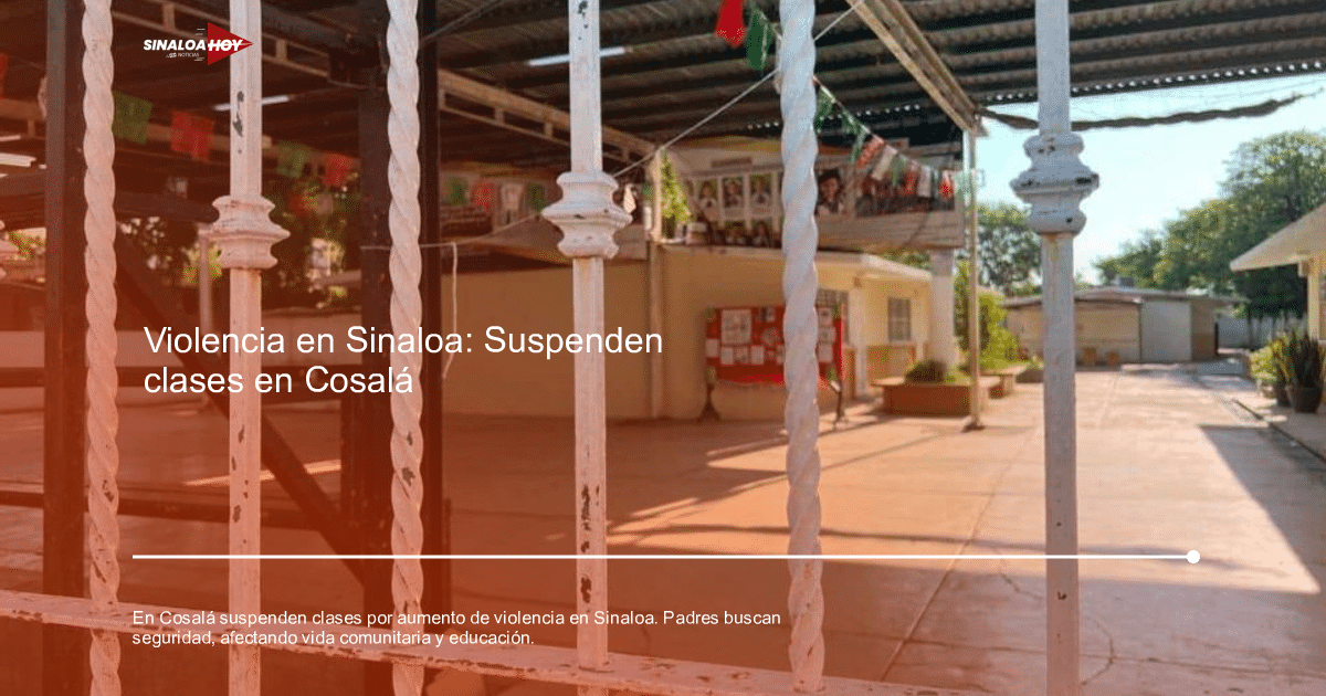 Espacio al aire libre en Cosalá con reja blanca, patio iluminado y banderines festivos.