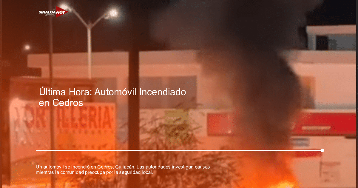 Incendio nocturno de automóvil en Cedros, Culiacán, con humo negro y estructuras urbanas cercanas.