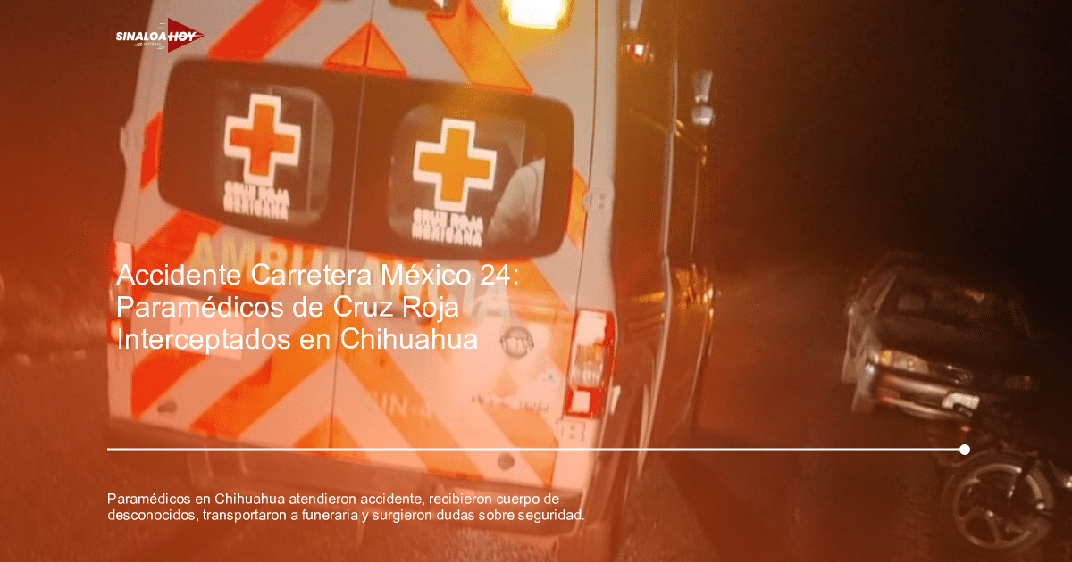 Ambulancia de la Cruz Roja estacionada en carretera oscura durante operativo nocturno en Chihuahua.