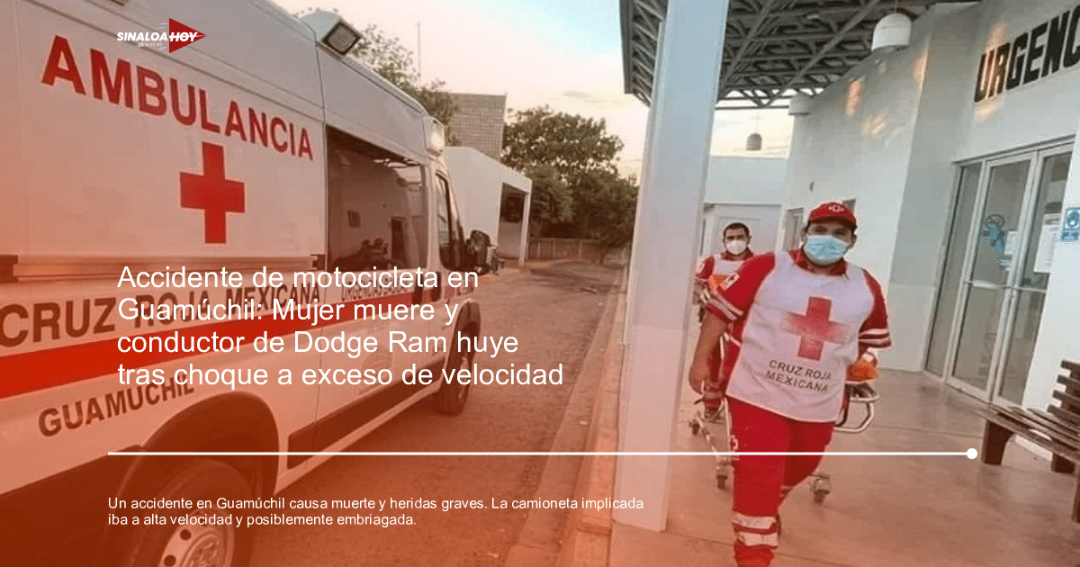 Ambulancia de la Cruz Roja Mexicana en urgencias con paramédicos atendiendo emergencia