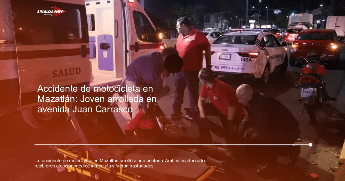 Paramédicos atienden a una persona herida en la calle tras un accidente de motocicleta en Mazatlán, con una ambulancia y tráfico detenido en la escena nocturna.