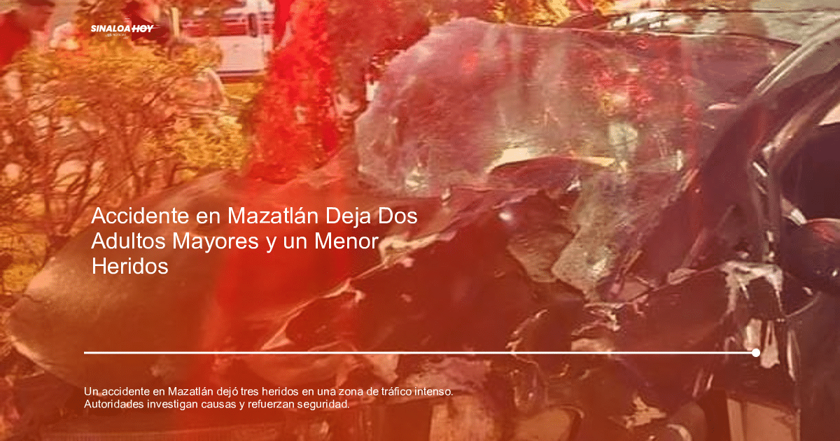 Coche dañado en accidente de tránsito en Mazatlán, rodeado de rescatistas y testigos.