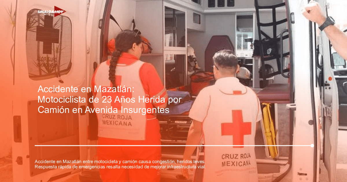 Socorristas de la Cruz Roja Mexicana junto a una ambulancia en Mazatlán