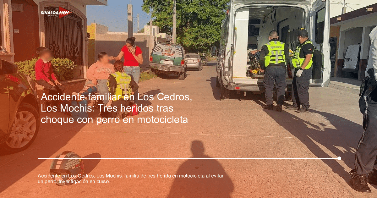 Personal de emergencias atiende a una persona en el suelo tras un accidente en Los Cedros, Los Mochis.