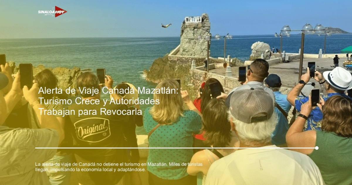 Turistas en Mazatlán observando un salto al mar desde una estructura elevada