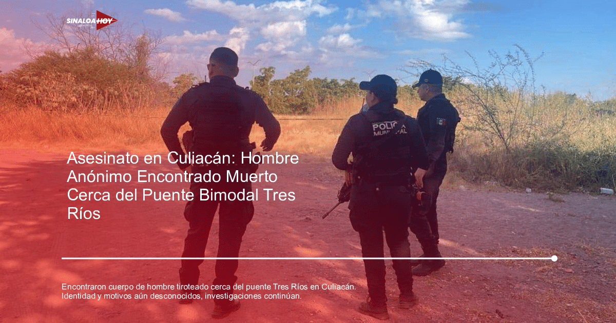 Tres policías en uniforme oscuro investigan en una zona desértica con vegetación y cielo despejado.