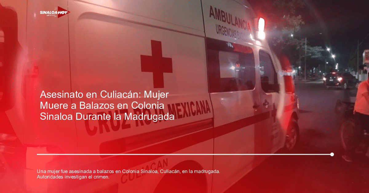 Ambulancia de la Cruz Roja Mexicana iluminada en Culiacán por la noche, con luces de emergencia y una persona observando.