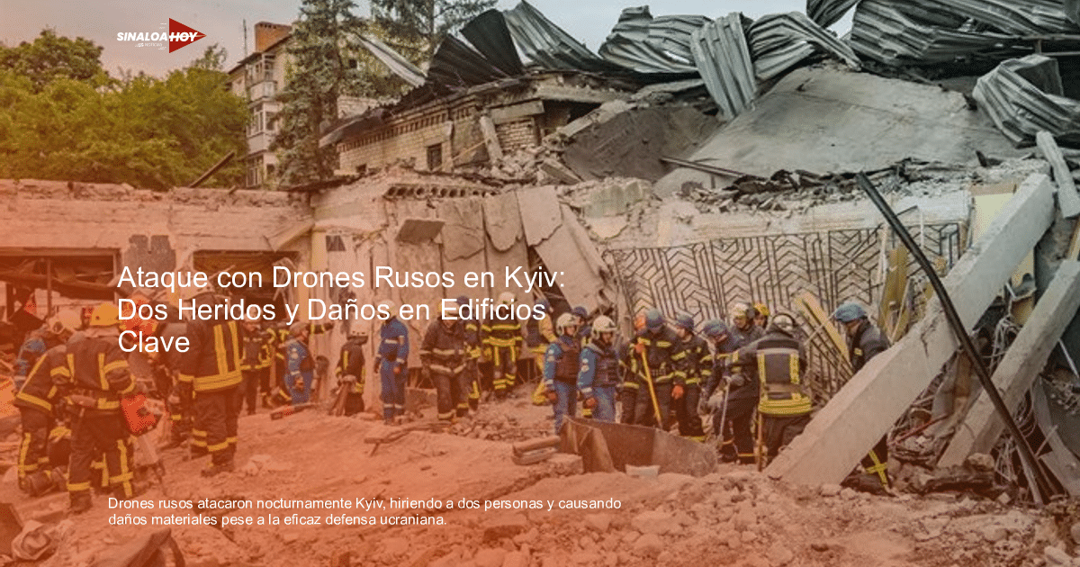 Rescatistas y bomberos trabajando entre escombros tras ataque de drones en Kyiv