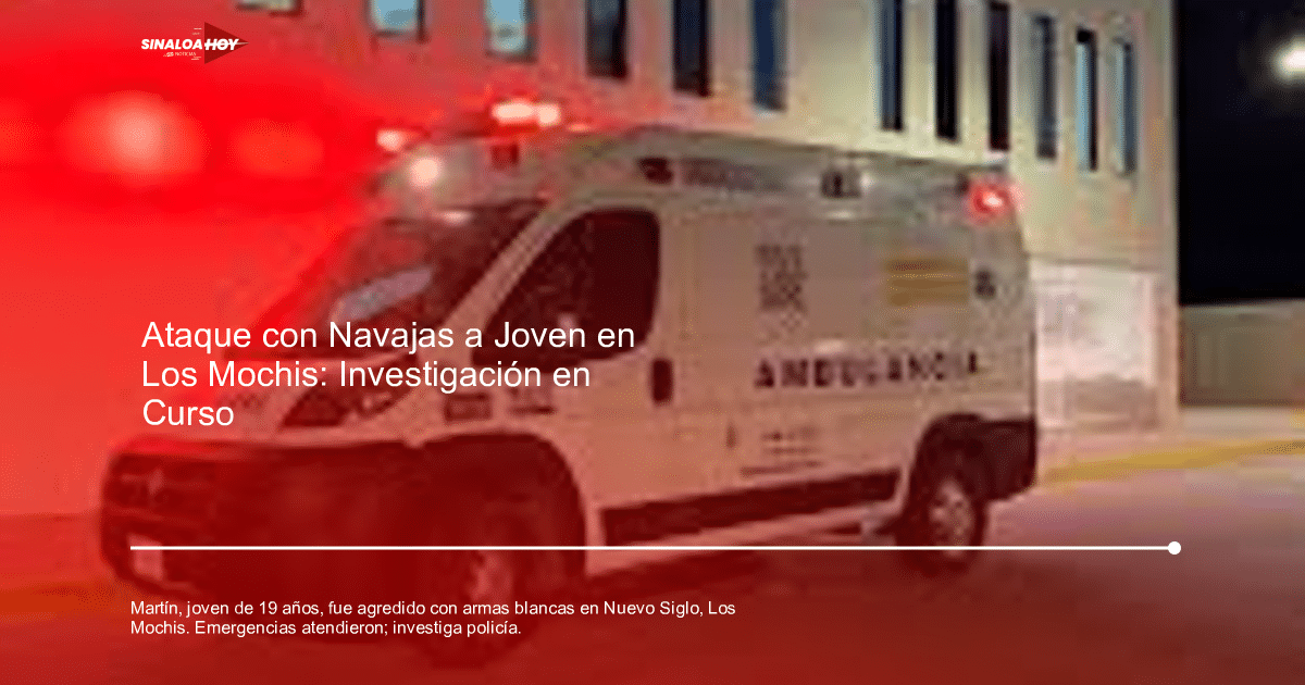 Ambulancia blanca con luces de emergencia encendidas estacionada de noche frente a un edificio.