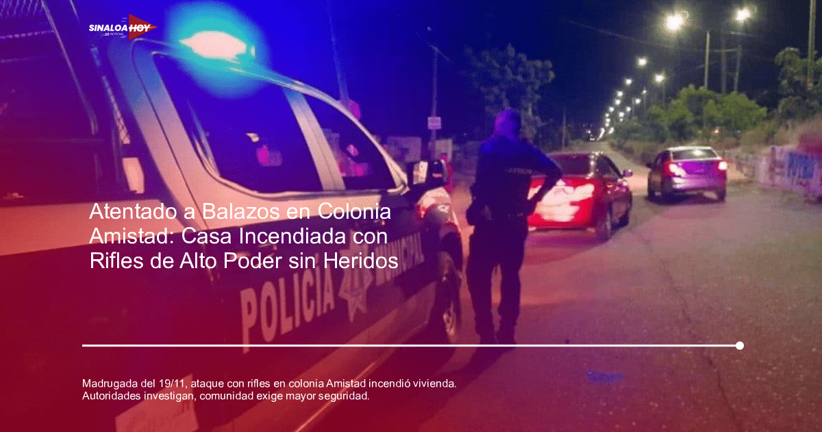 Operativo policial nocturno en la colonia Amistad con luces azules encendidas y un oficial de pie.