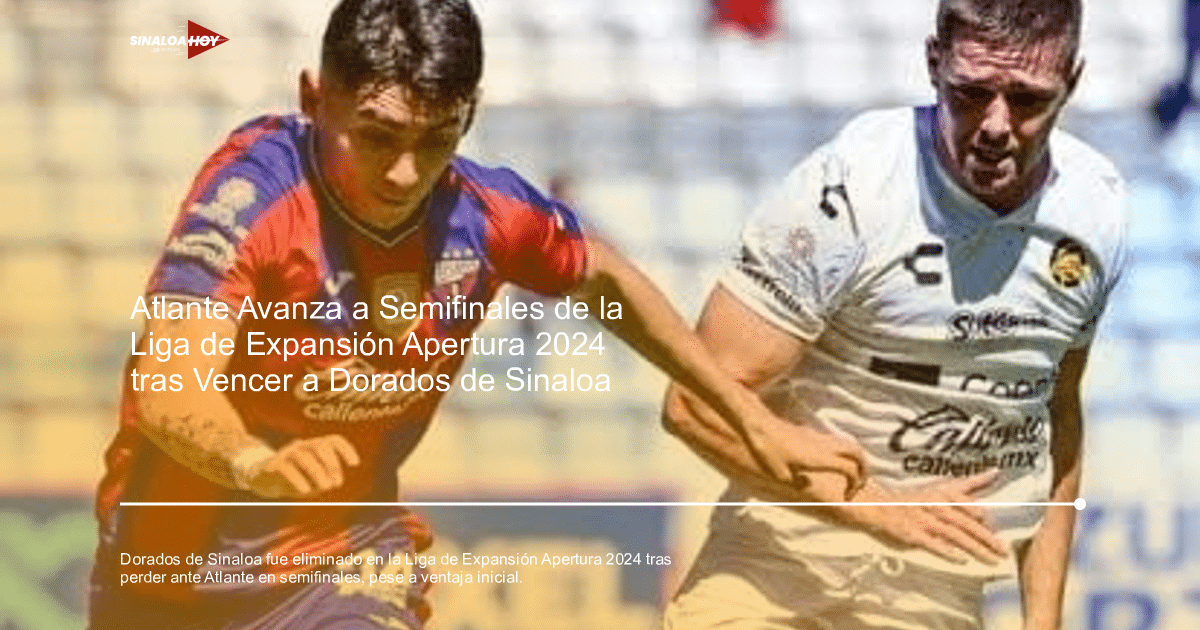 Dos jugadores de fútbol en acción durante un partido en un estadio vacío, uno con camiseta roja y azul, el otro con camiseta blanca.