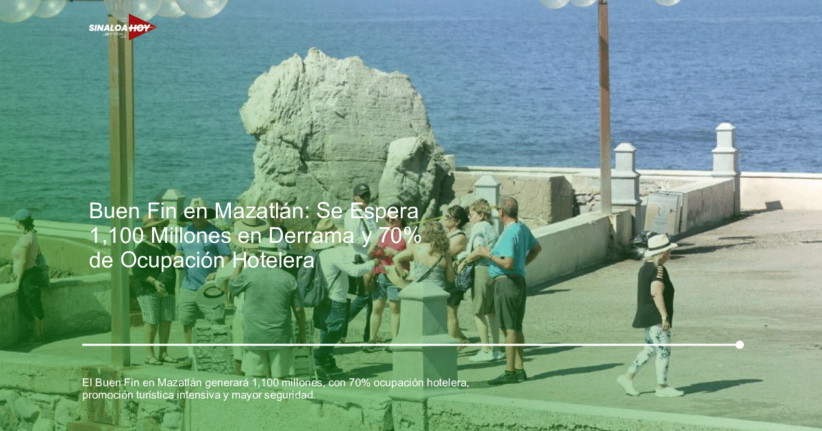 Grupo de personas paseando junto al mar en Mazatlán, con un peñasco al fondo y faroles colgantes.