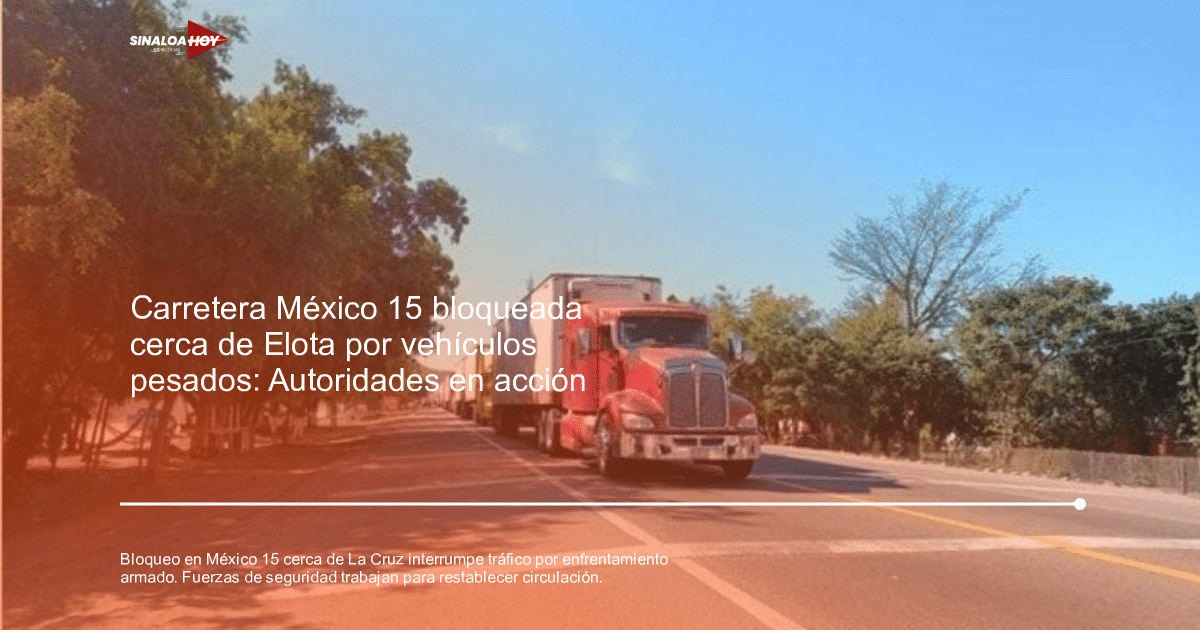 Camión rojo en carretera con vegetación y cielo azul, relacionado con bloqueo en México 15, Sinaloa.