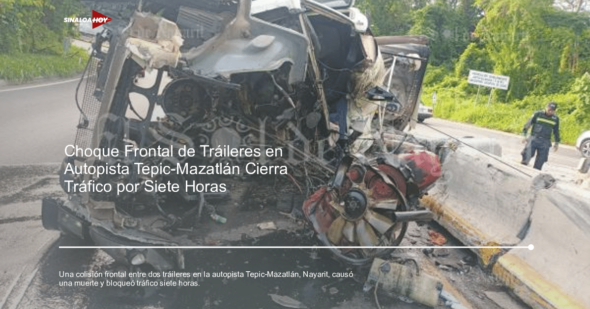 Vehículo dañado en accidente vial en la autopista Tepic-Mazatlán con oficial evaluando la escena.