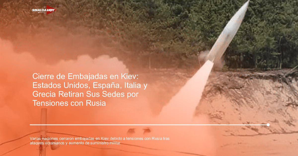 Misil ascendiendo desde el sitio de lanzamiento con humo y polvo, en un área boscosa.