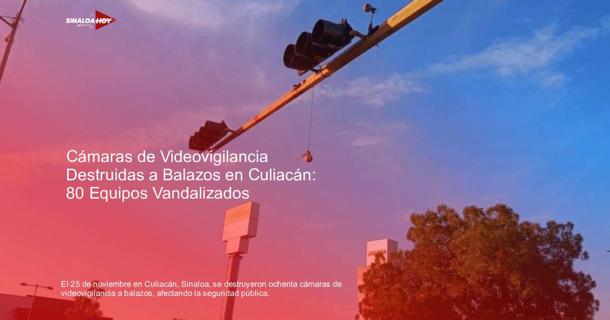 Semáforo en Culiacán con objeto colgante, fondo de cielo azul y letrero de negocio visible.