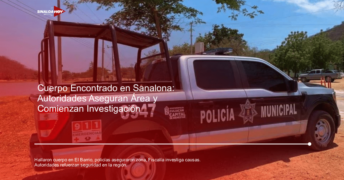 Camioneta de la policía municipal estacionada cerca de un cuerpo de agua, con árboles y colinas al fondo.