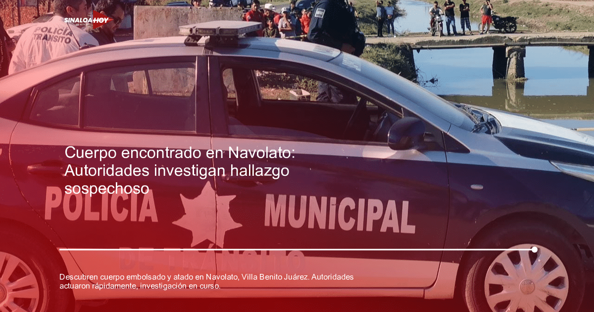 Vehículo de policía en Navolato con personas observando y un puente al fondo.