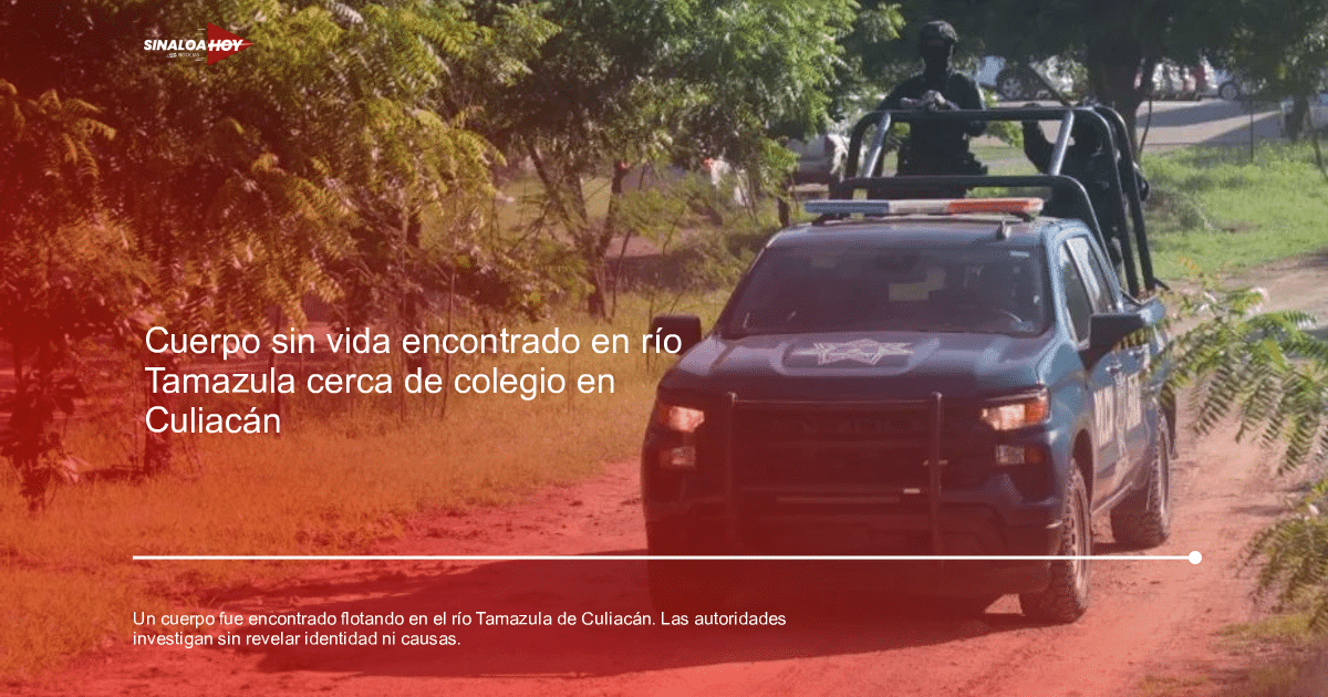 Camioneta de policía azul en camino de tierra con agentes de seguridad, rodeada de vegetación.