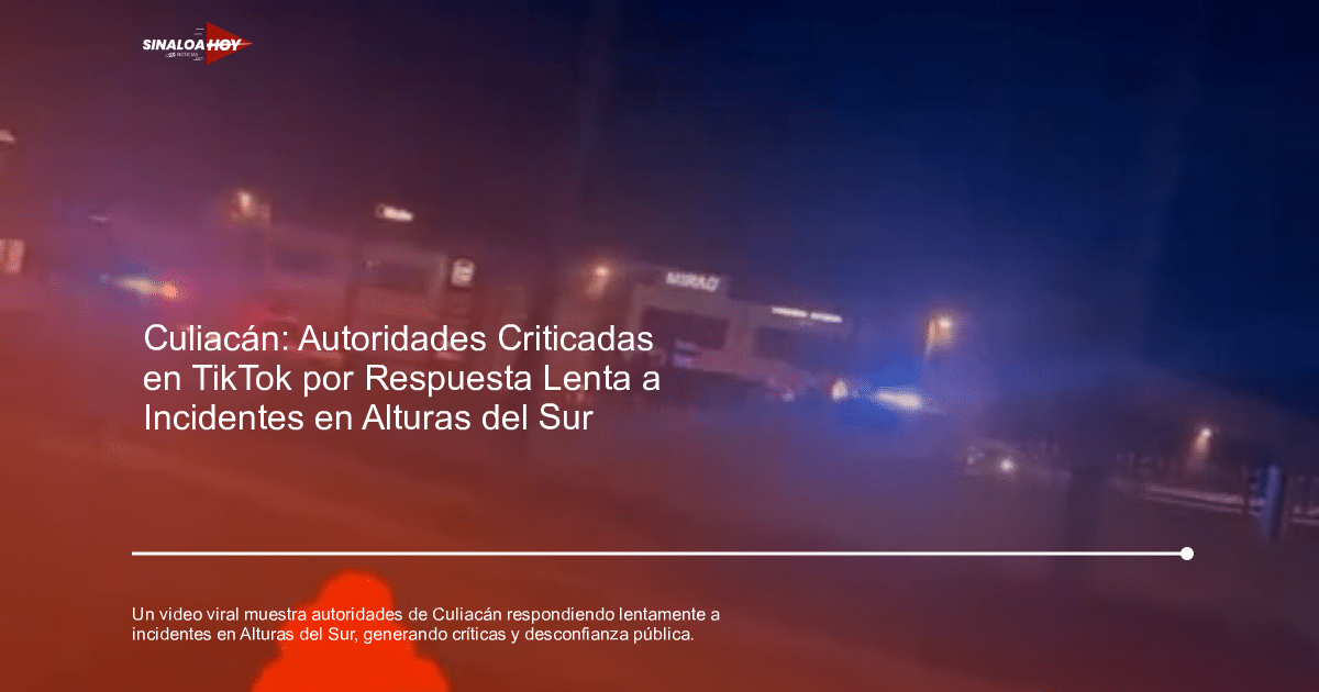 Luces de emergencia azules y rojas de vehículos policiales en Culiacán durante la noche, con un edificio visible al fondo.