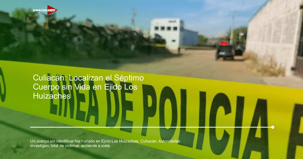 Cinta amarilla de policía en escena del crimen en Culiacán con estructuras y vehículo al fondo.