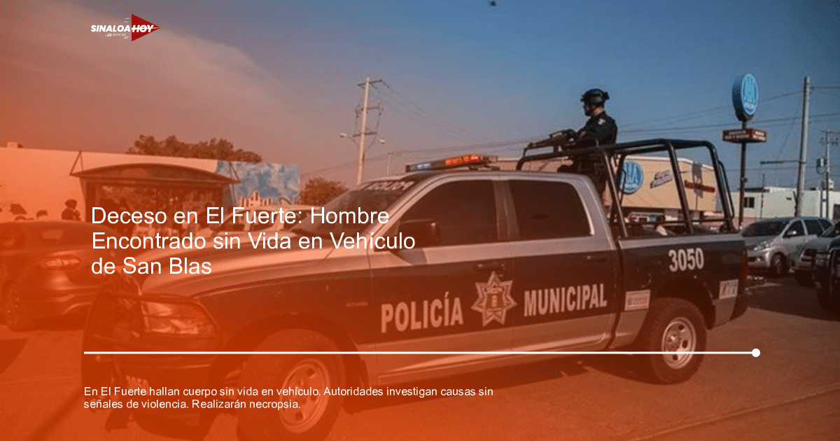 Camioneta de policía municipal estacionada en una calle con un oficial en la parte superior, rodeada de automóviles y edificios al fondo.