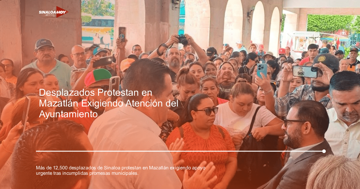 Multitud de personas protestando frente al Ayuntamiento de Mazatlán, Sinaloa, exigiendo atención a sus demandas.