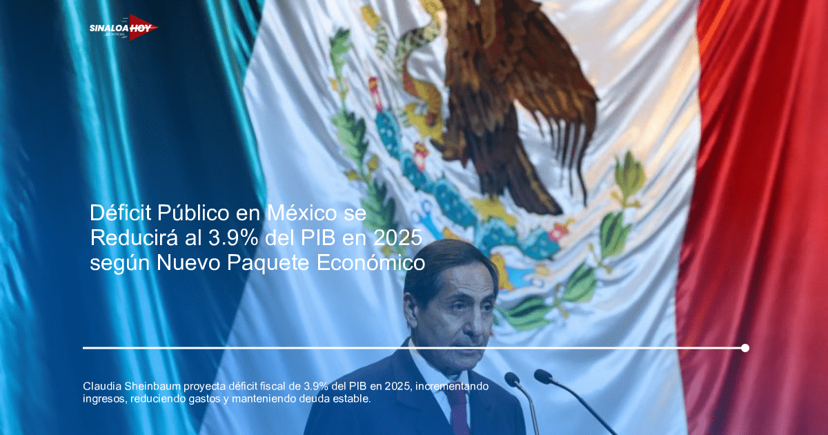 Hombre hablando frente a un micrófono con la bandera de México detrás, en un contexto oficial.