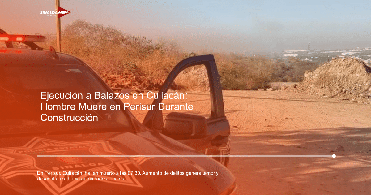 Camioneta de la Policía Estatal de Sinaloa en un terreno desértico con humo en el fondo.