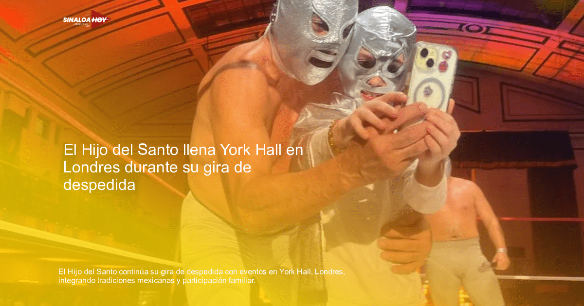 El Hijo del Santo posa para una selfie con un niño enmascarado en el York Hall de Londres.