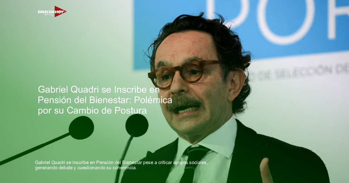 Gabriel Quadri hablando en un micrófono, relacionado con su inscripción en la Pensión del Bienestar.