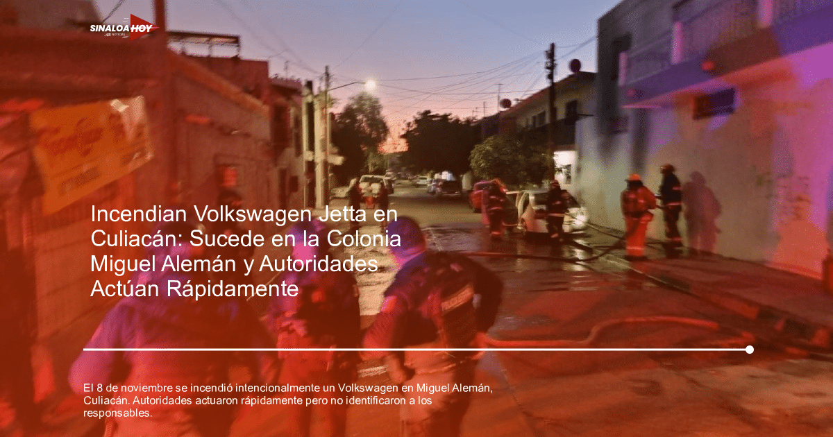 Equipos de emergencia responden a un incendio de vehículo en Culiacán, con luces de emergencia reflejadas en el pavimento mojado.