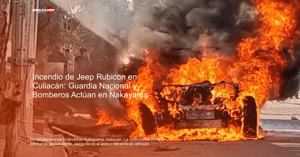 Vehículo en llamas en Culiacán con humo negro y espectadores al fondo