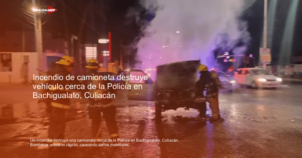 Bomberos apagando incendio de vehículo en Culiacán durante la noche