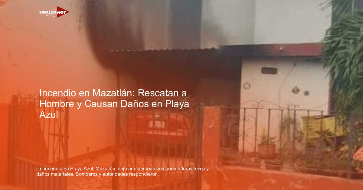 Casa con daños por incendio en Playa Azul, Mazatlán, con coche rojo y manchas de humo.