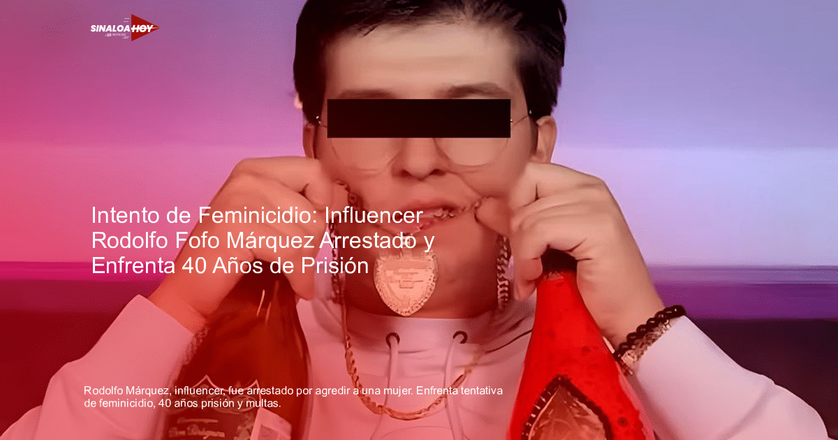 Persona con botellas de vino y champagne, destacando un collar en un ambiente colorido.