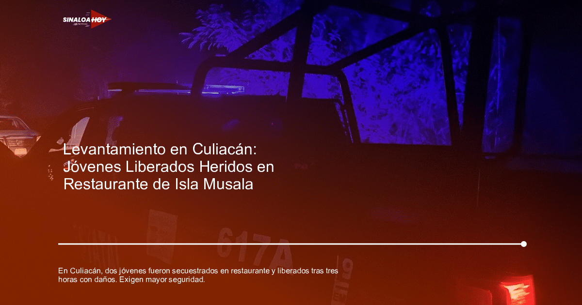Camioneta de policía con luces azules encendidas en un operativo nocturno en Culiacán, Sinaloa.